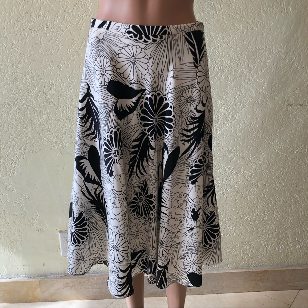 Sandra King Women’s Size 8 Black/White Floral Skirt 100% Silk Over The Knee